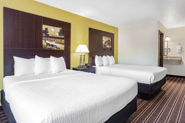 1 Queen Bed (17 of 23)