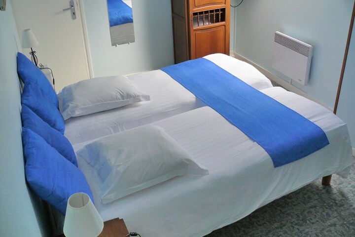 Room 7 of 100