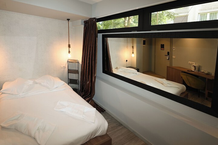 Room 44 of 200