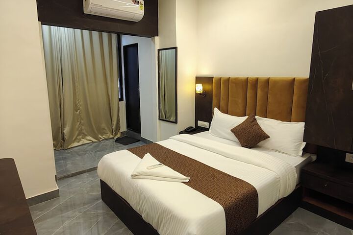 Room 6 of 13