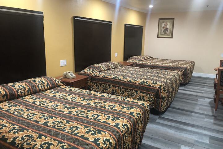 2 Queen Beds (2 of 8)