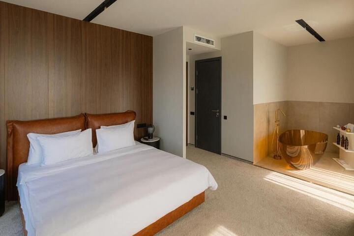 Room 6 of 25