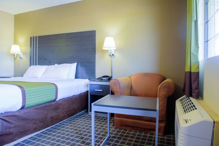 1 Queen Bed (11 of 21)