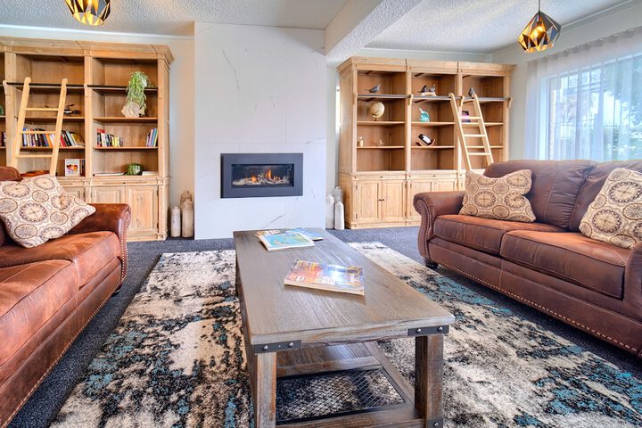 Lounge 40 of 79