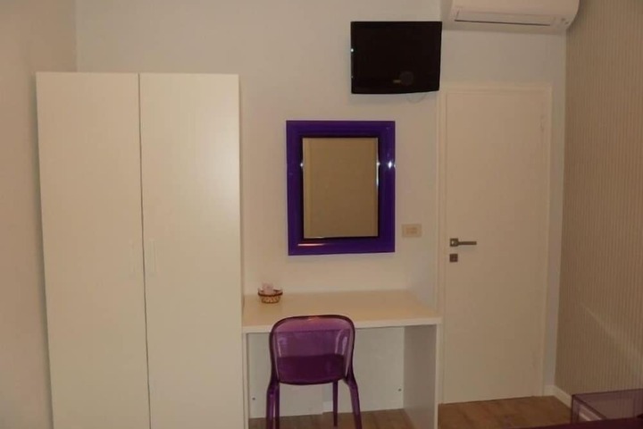 Room 9 of 32