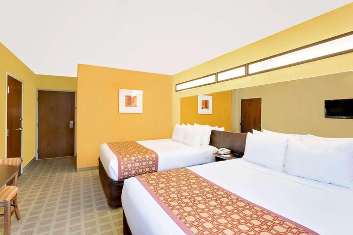 1 Queen Bed (9 of 18)