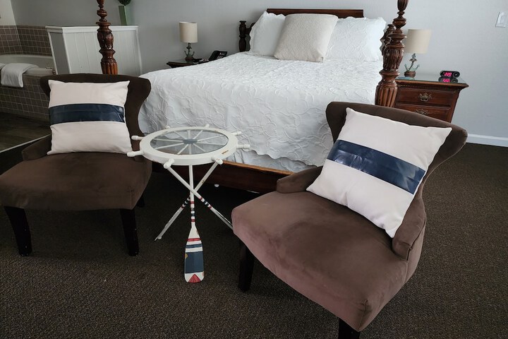 Queen Bed Courtyard View (17 of 45)