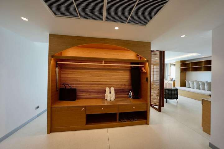Room 8 of 118