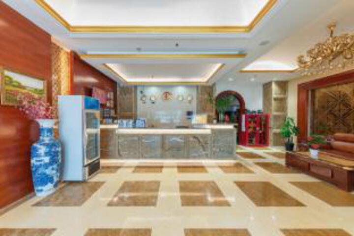 Pengyue Shenzhen Hotel (Gongming Square Subway Station)