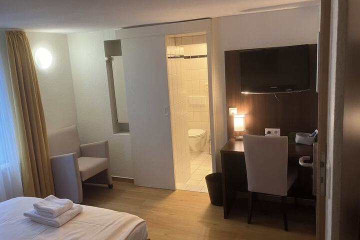 Room 17 of 46