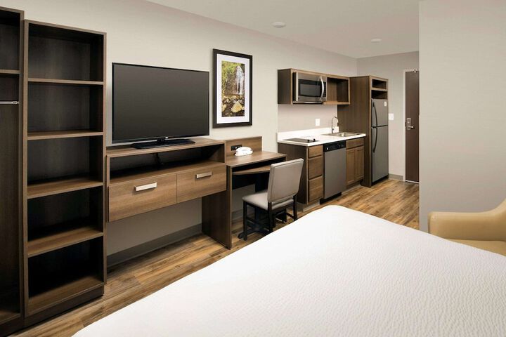 1 Queen Bed (1 of 7)