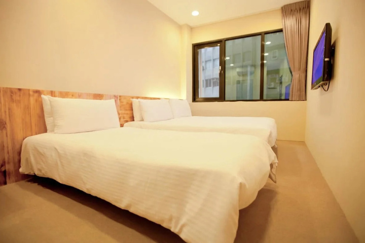 Room 3 of 8