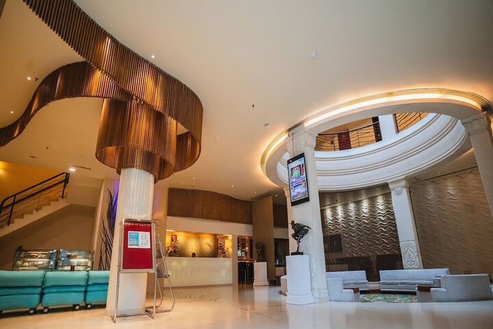 Entrance & Lobby
