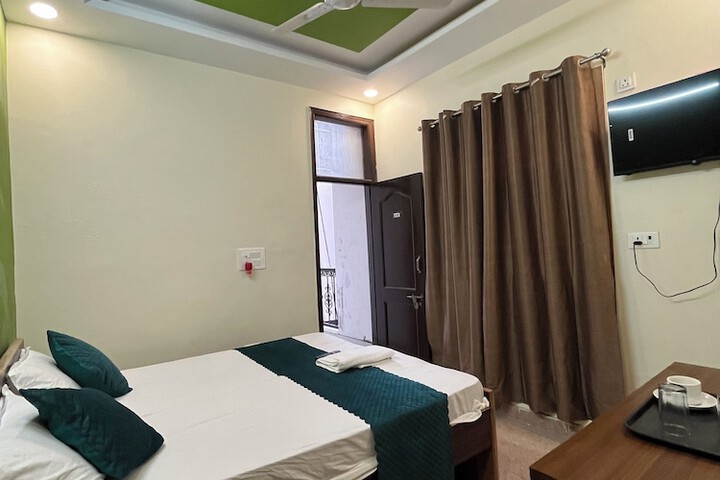 Room 9 of 14