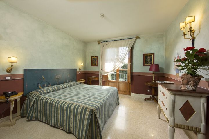 Room 2 of 20