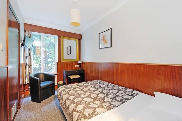 Room 32 of 64