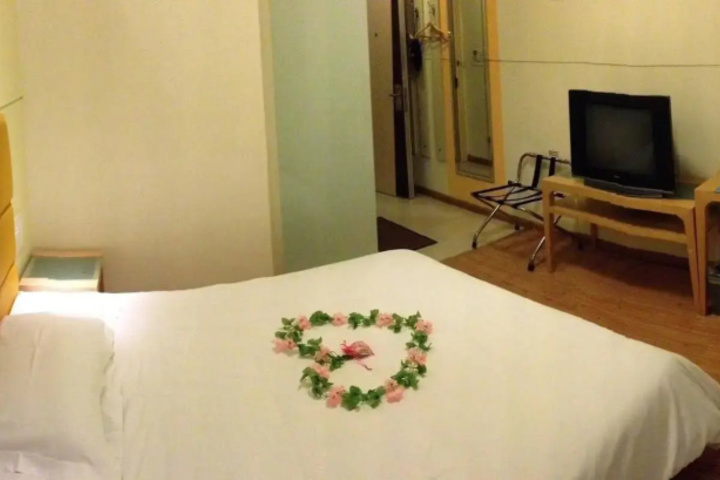 Room 7 of 12