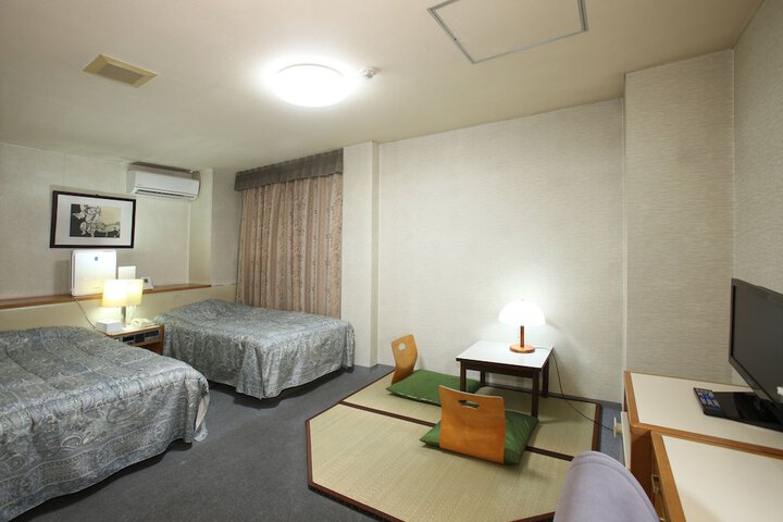 Room 4 of 8