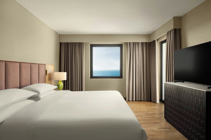 Room 33 of 185