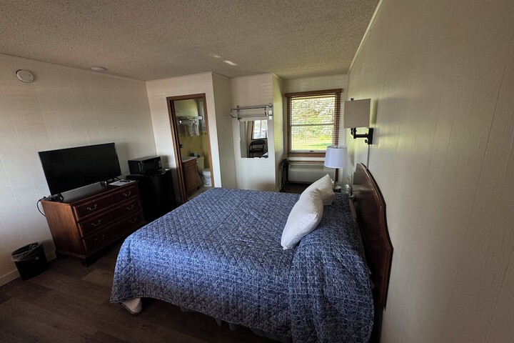 Basic Single Room Mountain View (2 of 3)
