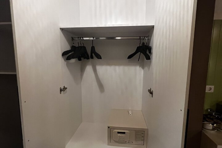 Room 25 of 76