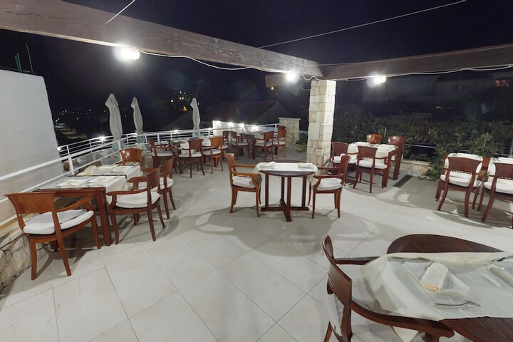Dining 33 of 42