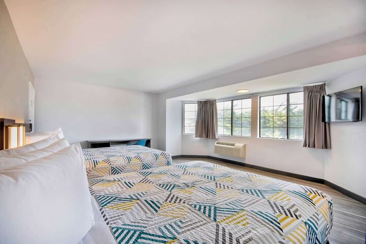 1 Queen Bed (5 of 16)