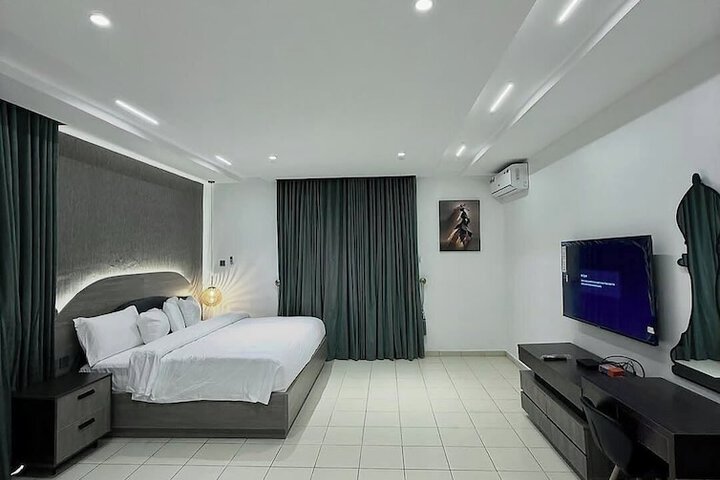 Room 9 of 33