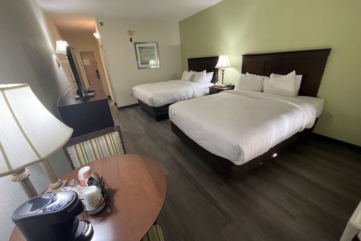1 Queen Bed Accessible (25 of 46)