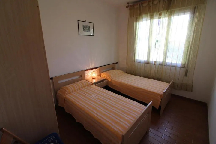 Room 5 of 11
