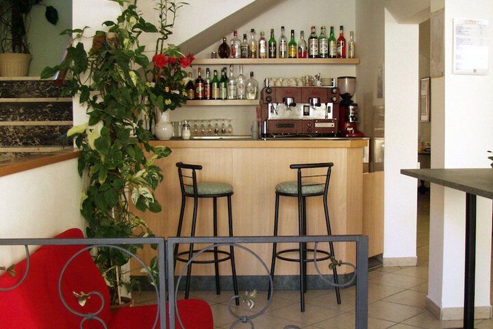 Lounge 43 of 61