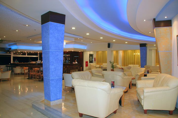 Lounge 71 of 107