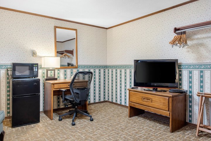 1 Queen Bed (4 of 17)