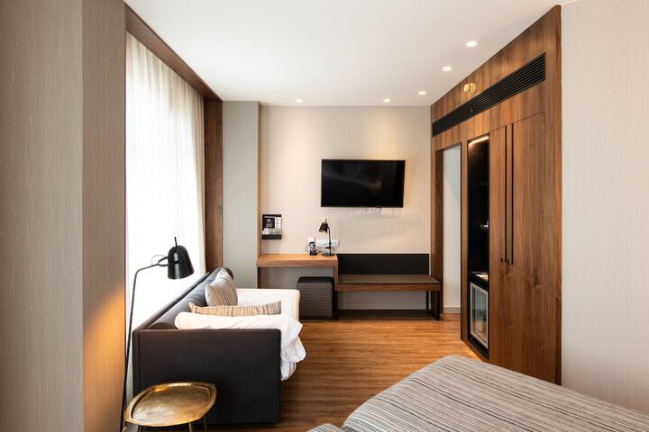 Room 17 of 104