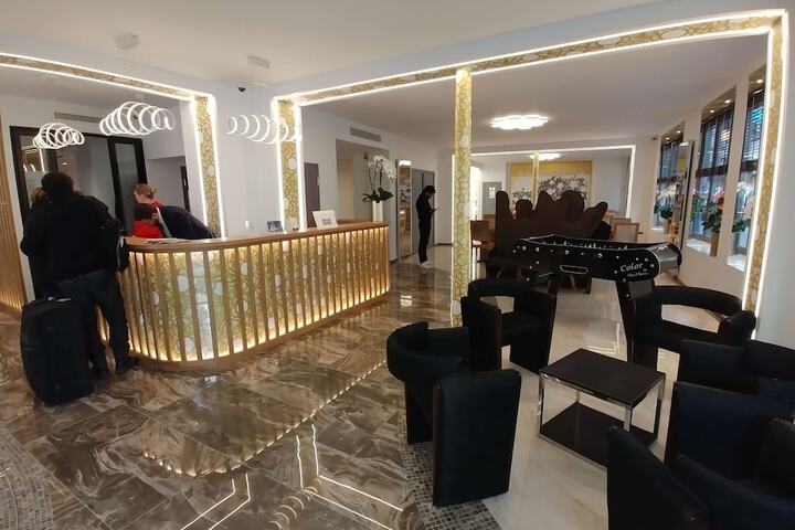 Entrance & Lobby