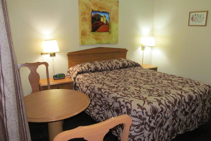 1 Queen Bed (3 of 6)