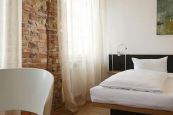 Room 4 of 42