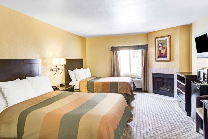 2 Queen Beds Deluxe Room (28 of 41)