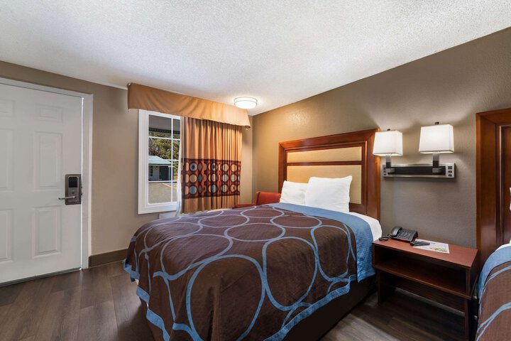 1 Double Bed Accessible (11 of 18)