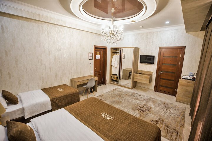 Room 27 of 82