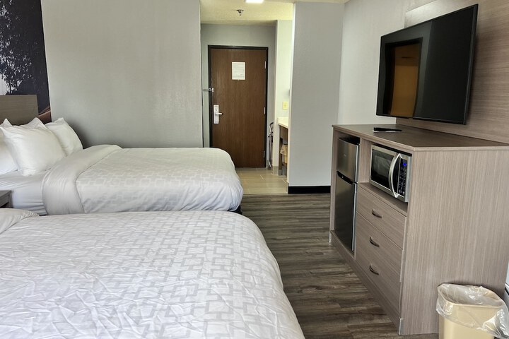 2 Queen Beds (11 of 37)