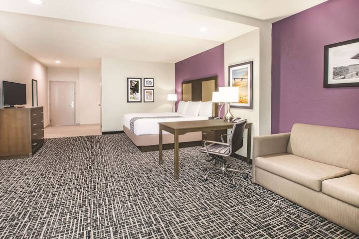 1 King Bed (6 of 9)