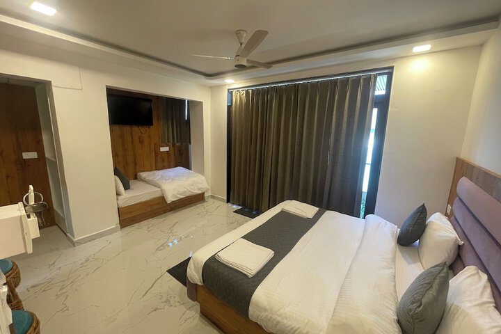 Room 6 of 13