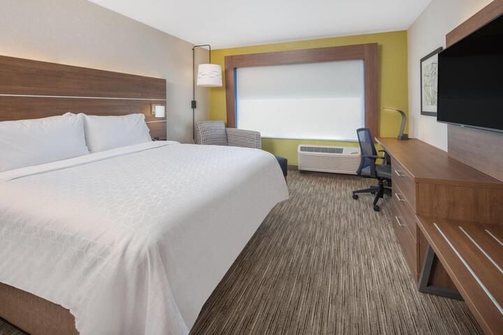 1 King Bed (5 of 11)