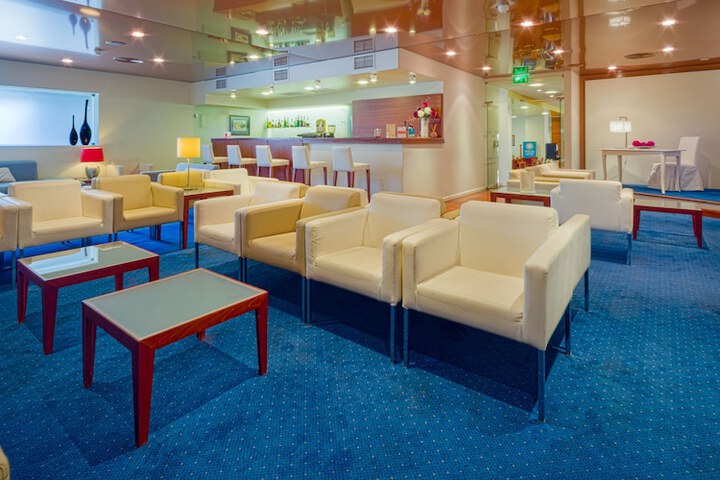 Lounge 36 of 50