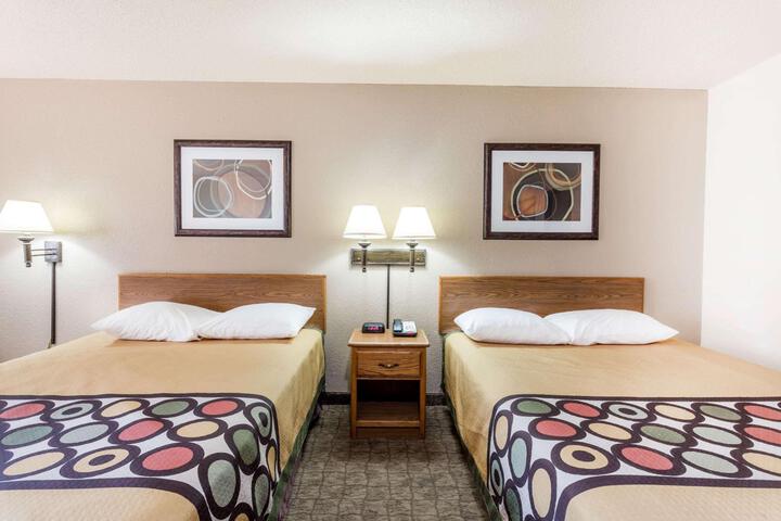 1 Queen Bed (9 of 11)