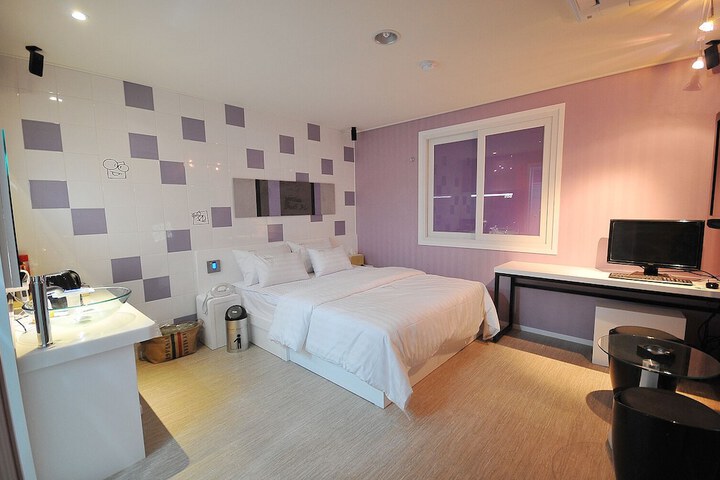 Room 3 of 32