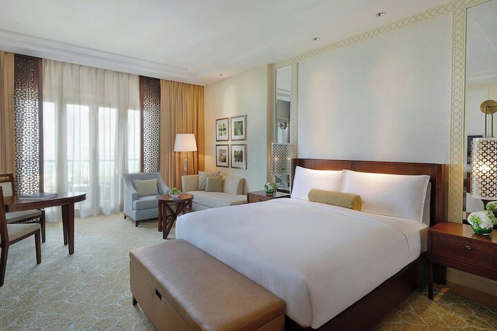 Room 33 of 190