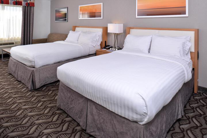 2 Queen Beds (3 of 7)