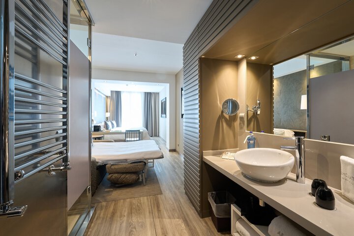 Room 33 of 82